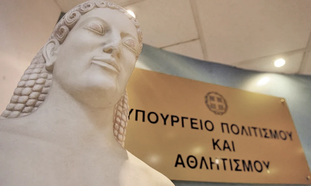 Στα μέλη του κυκλώματος που πουλούσε προστασία σε καταστηματάρχες υψηλόβαθμη υπάλληλος του υπ. Πολιτισμού